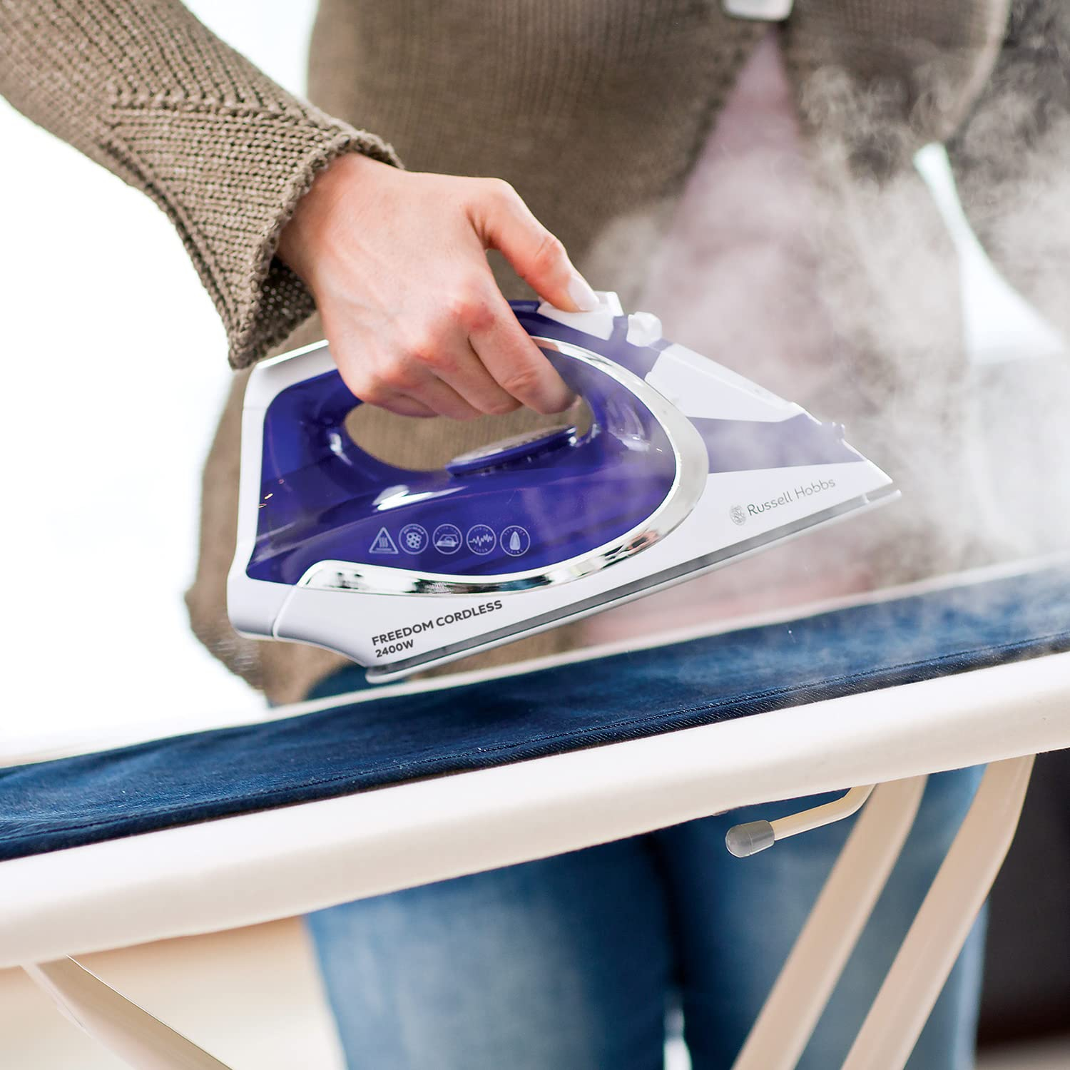 Russell Hobbs 2600w Cordless One Temp Steam Iron full image