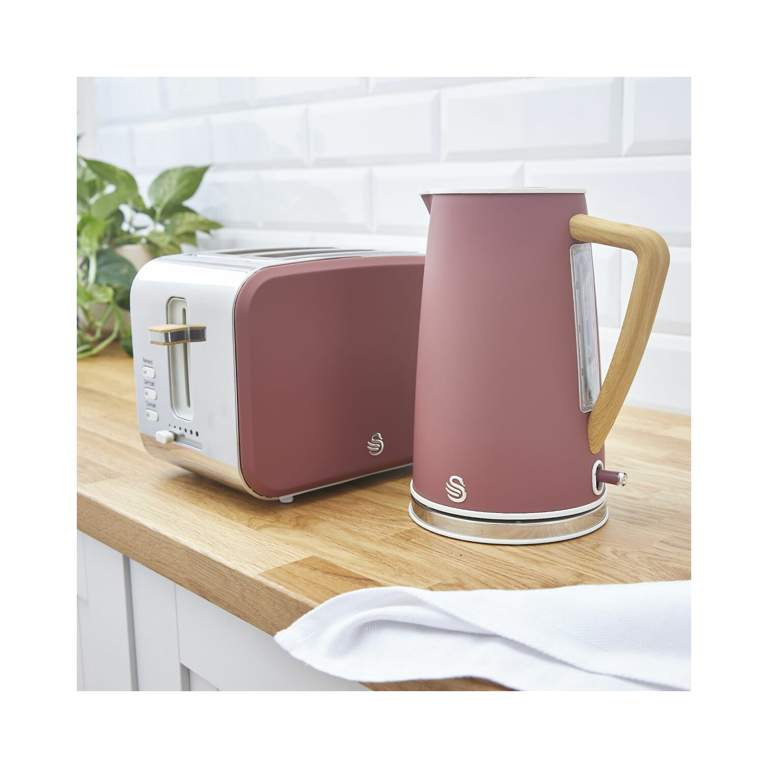 Swan Jug Kettle - Fuchsia Rose full image