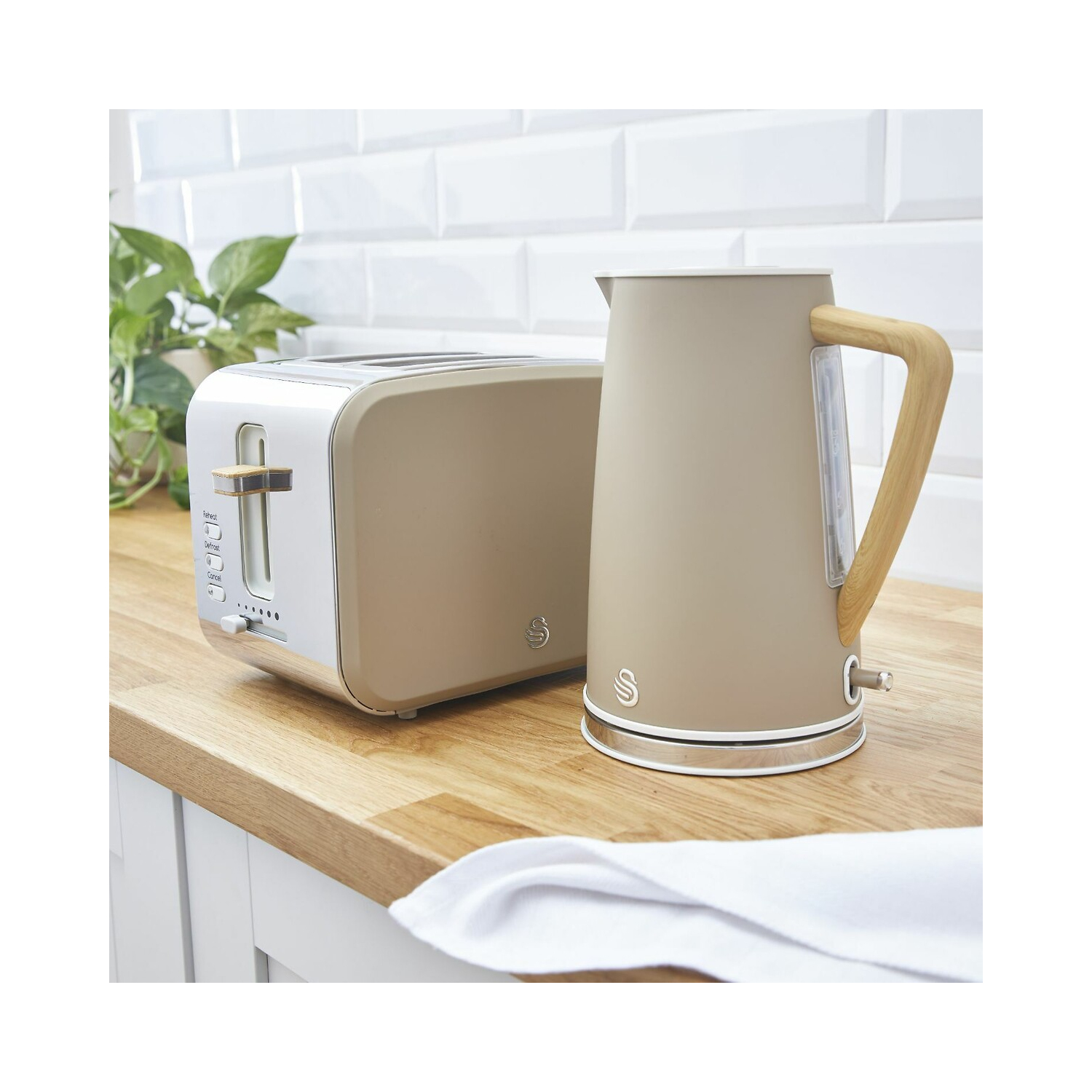 Swan Jug Kettle - Oatmeal full image